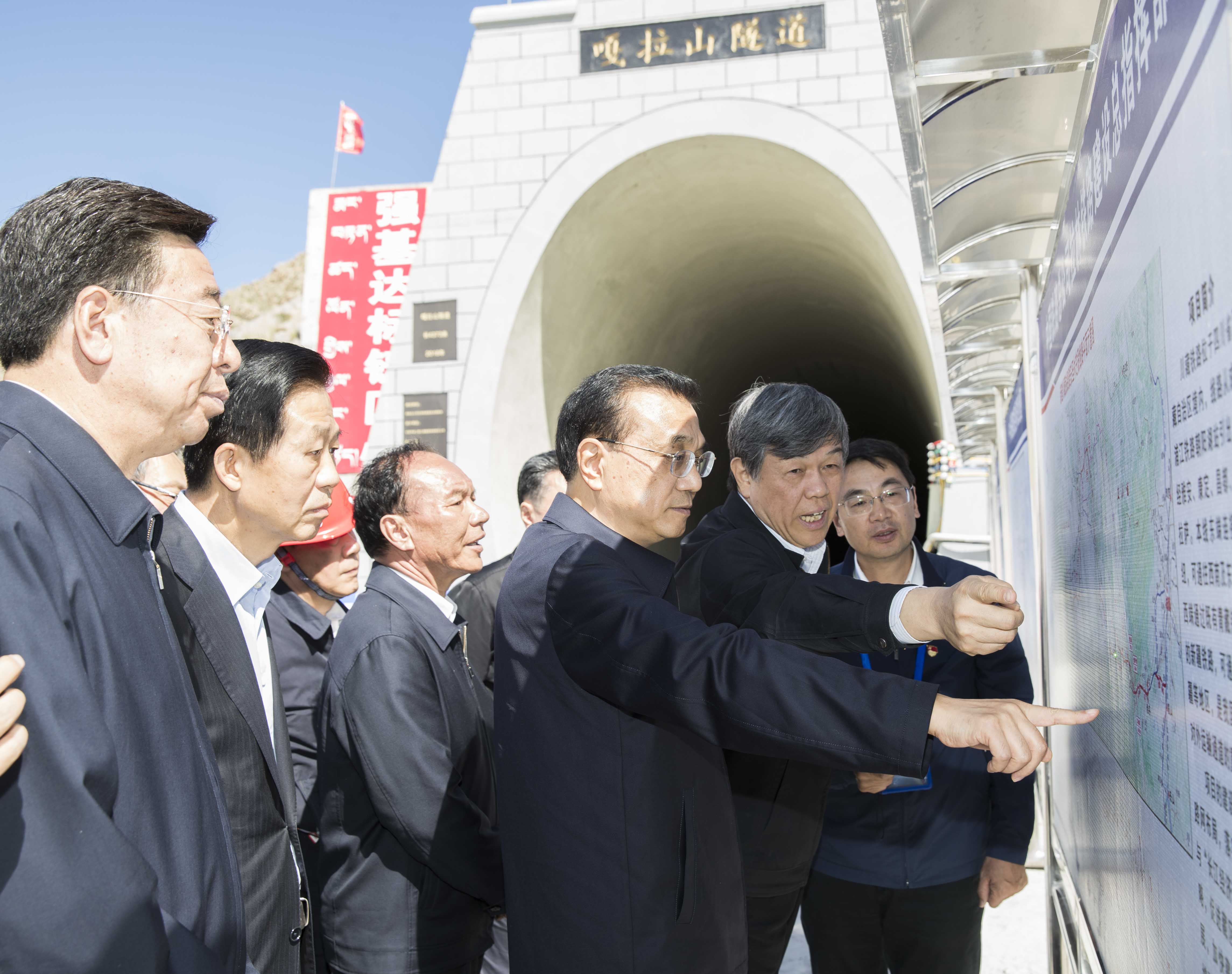 拉萨:从机场直奔山南市川藏铁路拉林段施工现